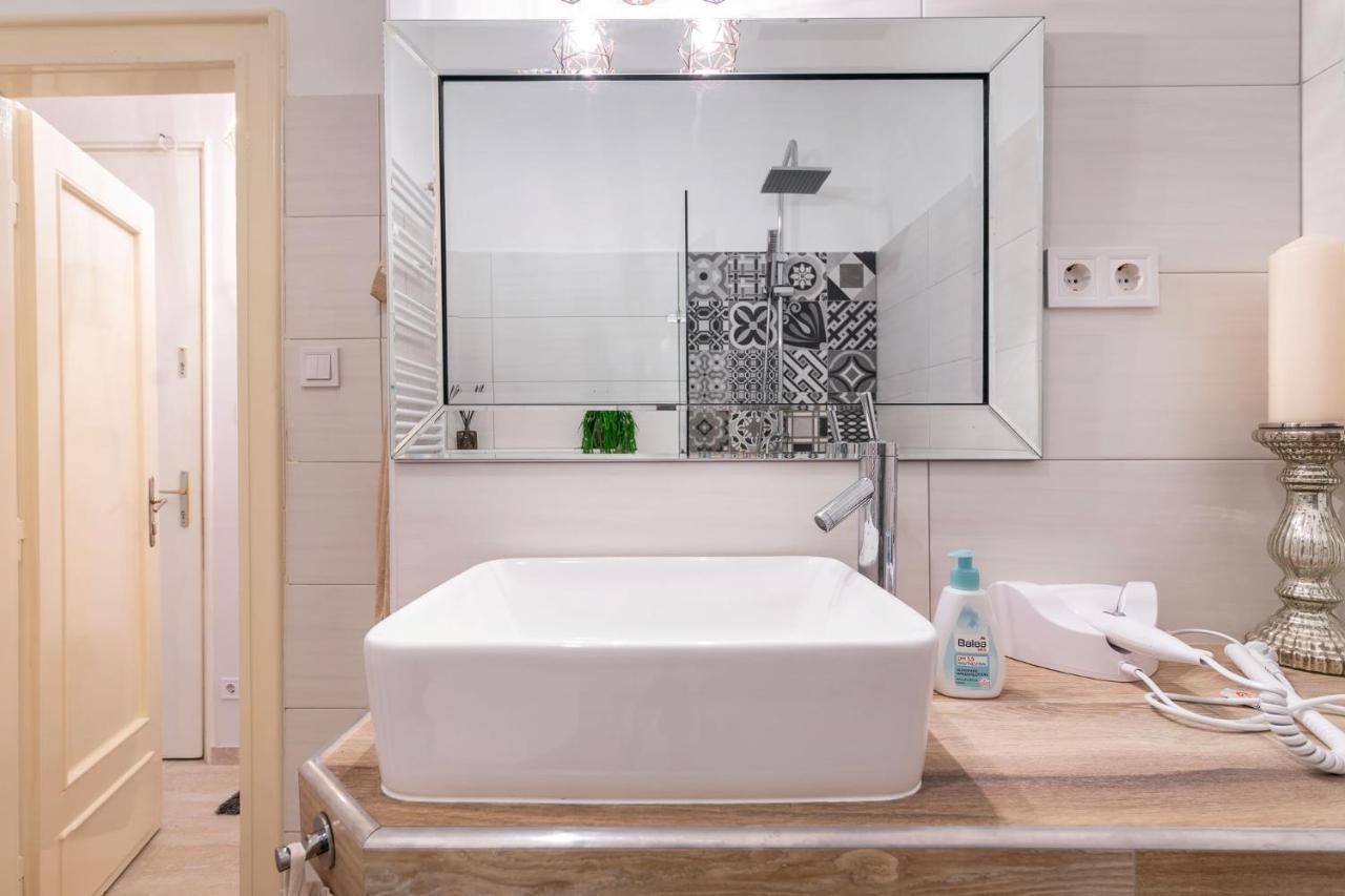 Economy Downtown Design Apartments - Free Parking - Balcony - Super Puplic Transport - Ac Budapest Exteriör bild
